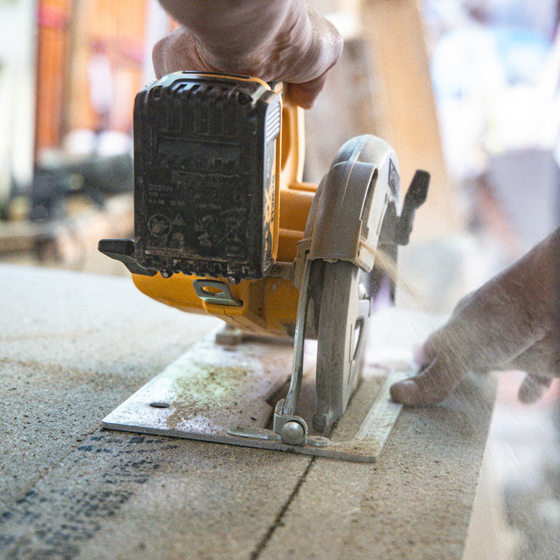 DCS570N-XJ 18V XR Brushless Circular Saw – Powerful 184mm Cuts