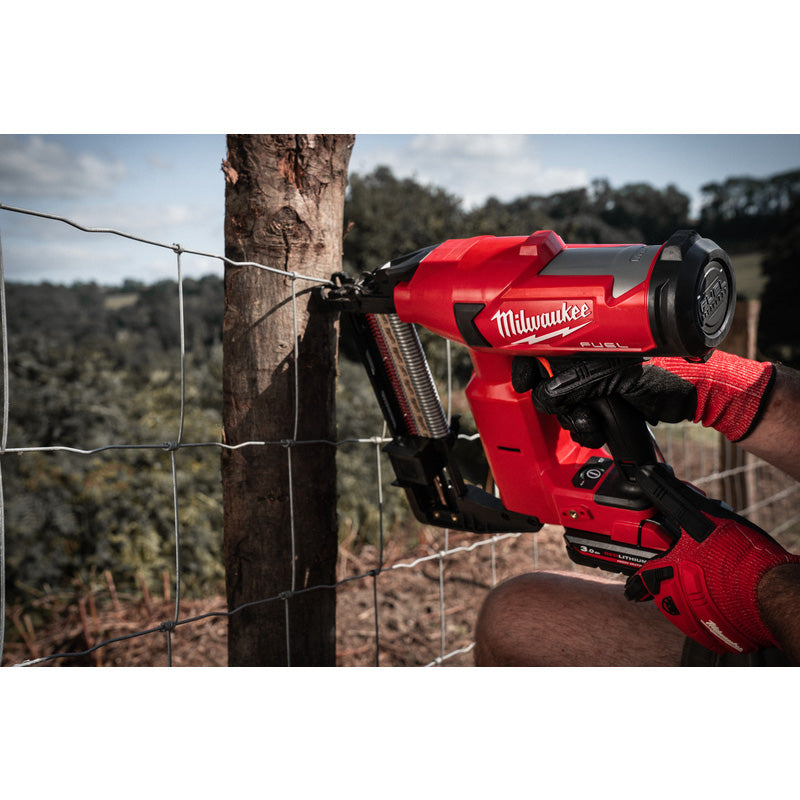 Milwaukee M18 FFUS-302C FUEL Fencing Stapler 2 x 3.0Ah